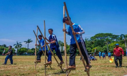 Permainan Tradisional Rakyat Dari Bambu Egrang