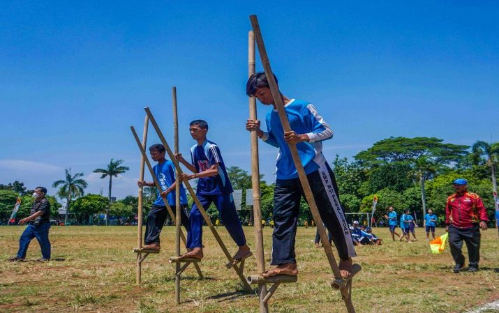 Permainan Tradisional Rakyat Dari Bambu Egrang