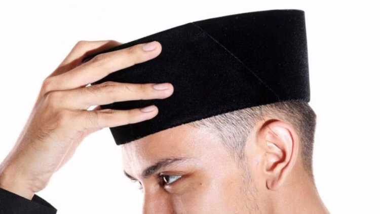 Bagian Penutup Di Kepala Songkok Sangat Tradisional