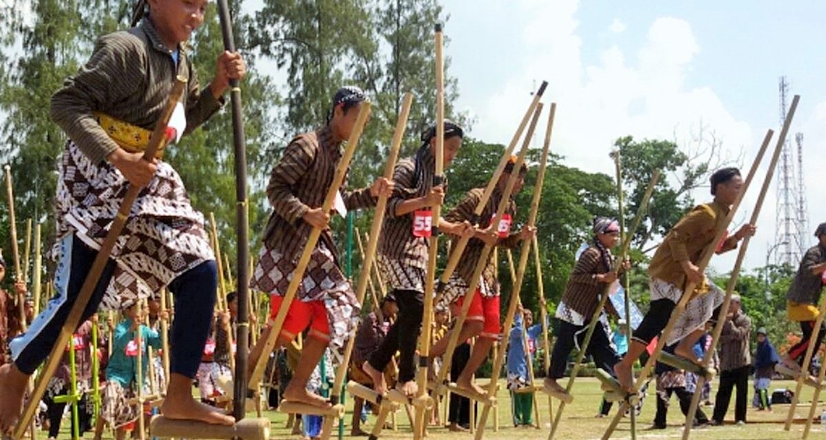 Permainan Egrang Sangat Tradisional Di Indonesia