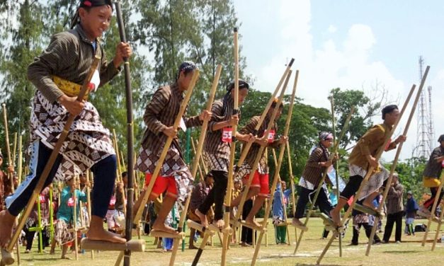 Permainan Egrang Sangat Tradisional Di Indonesia