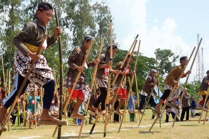 Permainan Egrang Sangat Tradisional Di Indonesia