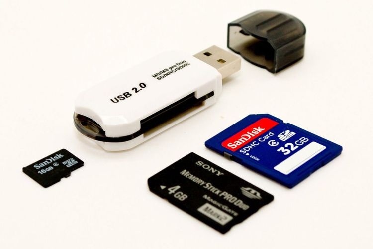 Penyimpanan Data Dengan Kartu Kecil Yang Memuat Banyak