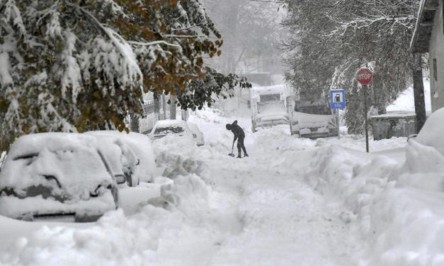 Musim Salju Turunnya Gumpalan Es Yang Lembut