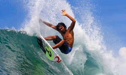 Atlet Selancar Yang Berdiri Di Atas Papan Agar Seimbang