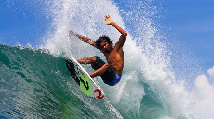 Atlet Selancar Yang Berdiri Di Atas Papan Agar Seimbang