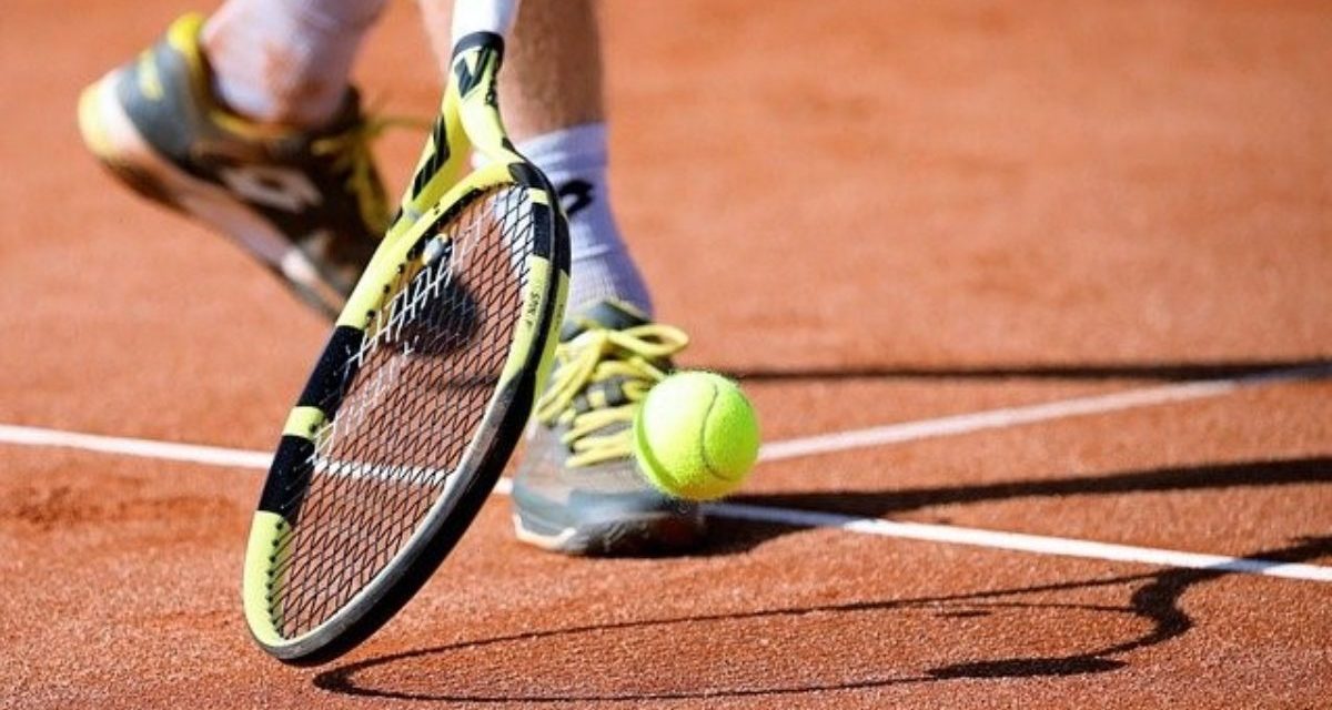 Olahraga Lapangan Tenis Menggunakan Bola Hijau Kasti