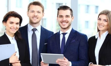 Pekerja Profesional Serius Dan Fokus Dalam Menjalankannya
