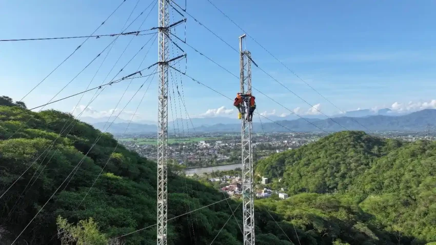 Pembangunan Tower Untuk Aliran Listrik Ke Daerah