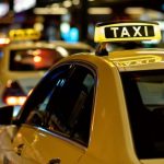 Sebuah Kendaraan Bermotor Sertai Transportasi Umum Taksi