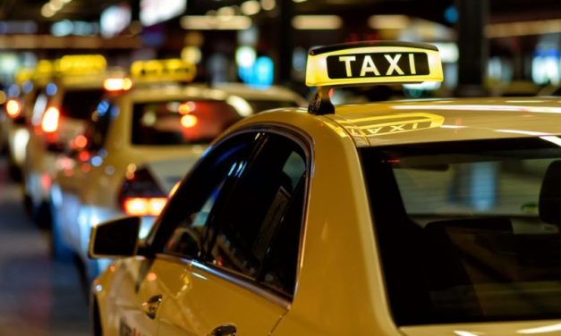 Sebuah Kendaraan Bermotor Sertai Transportasi Umum Taksi