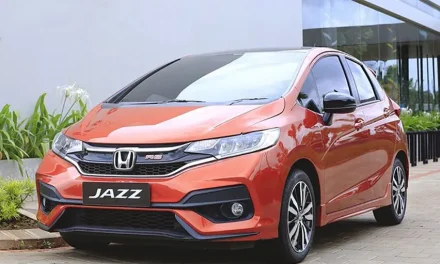 Kendaraan Hatcback Sebuah Mobil Honda Jazz