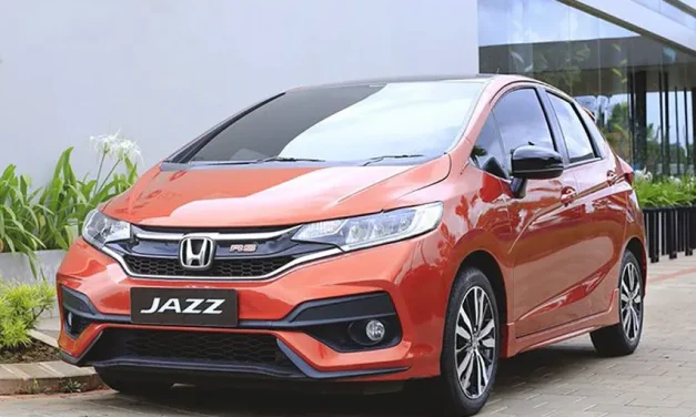 Kendaraan Hatcback Sebuah Mobil Honda Jazz