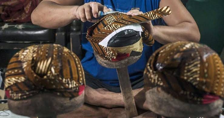 Budaya Tradisional Jawa Dalam Memakai Sebuah Blangkon