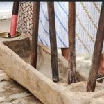 Penumbukan Tradisional Lesung Dengan Sebuah Tongkat