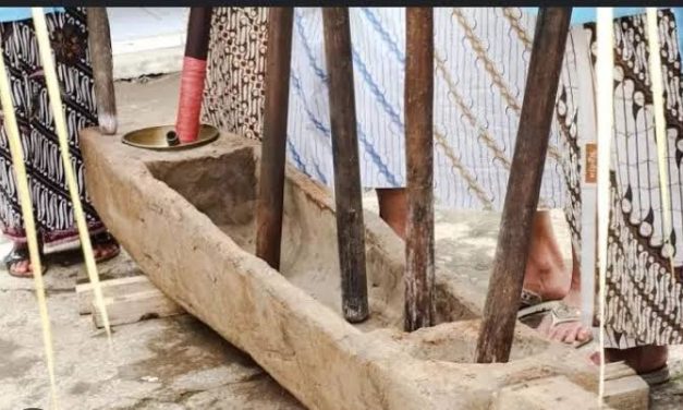 Penumbukan Tradisional Lesung Dengan Sebuah Tongkat