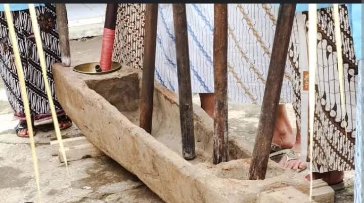 Penumbukan Tradisional Lesung Dengan Sebuah Tongkat