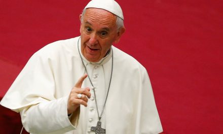 Seorang Imam Pemimpin Gereja Katolik Di Indonesia