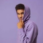 Suatu Pakaian Hoodie Yang Lagi Trend Di Gunakan