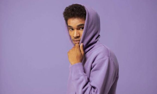 Suatu Pakaian Hoodie Yang Lagi Trend Di Gunakan