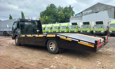 Sebuah Kendaraan Towing Atau Truk Khusus