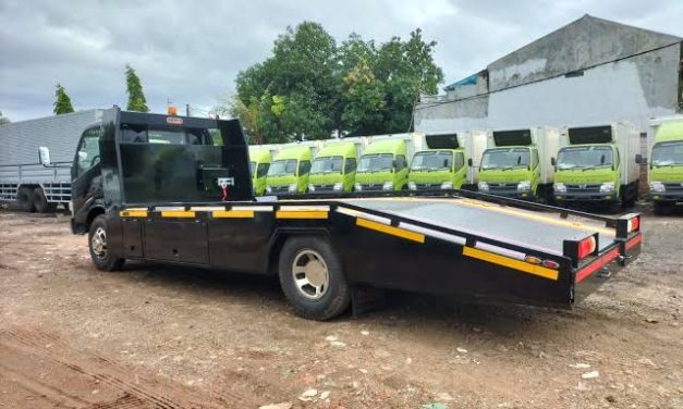 Sebuah Kendaraan Towing Atau Truk Khusus