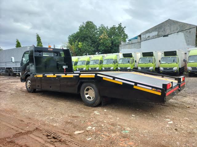 Sebuah Kendaraan Towing Atau Truk Khusus