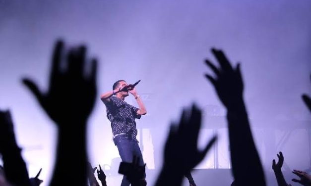 Seseorang Suara Merdu Dalam Menyanyikan Lagu