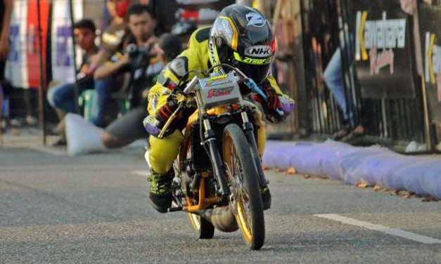 Kendaraan Balapan Drag Pada Sebuah Motor