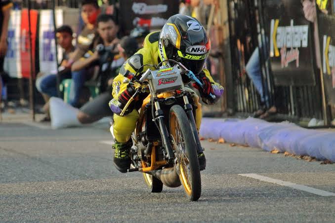 Kendaraan Balapan Drag Pada Sebuah Motor
