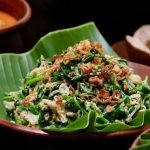 Makanan Tradisional Urap Dengan Berbagai Sayuran