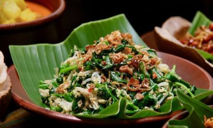 Makanan Tradisional Urap Dengan Berbagai Sayuran