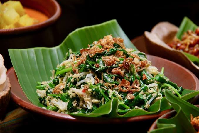 Makanan Tradisional Urap Dengan Berbagai Sayuran