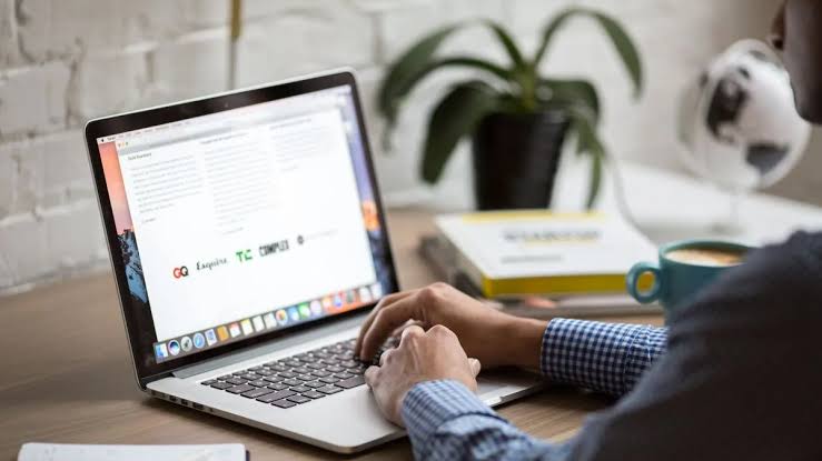 Perangkat Pribadi Laptop Dengan Beberapa Penggunaan Penting