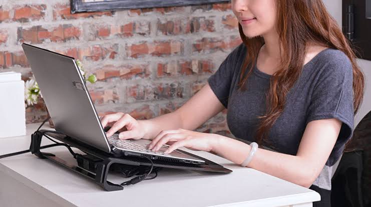 Sebuah Perangkat Pendingin Kipas Angin Laptop