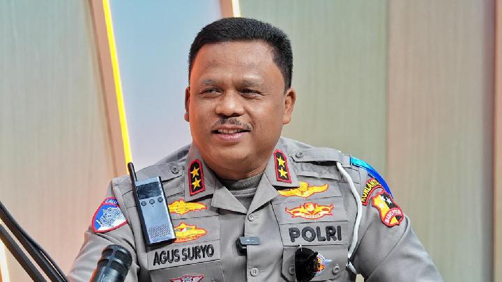 Sebuah Aparat Kepolisian Negara Memberikan Kontribusi
